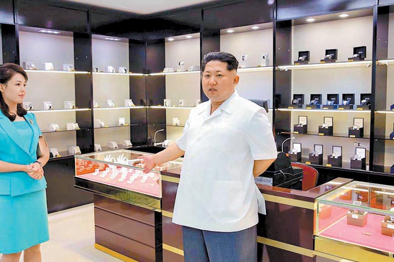 El líder norcoreano en el nuevo aeropuerto de Pyongyang.