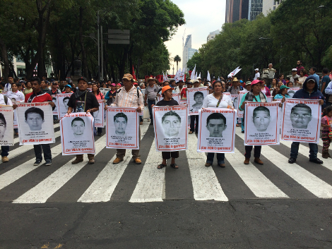 Familiares y estudiantes de la normal de Ayotzinapa participan en la marcha.