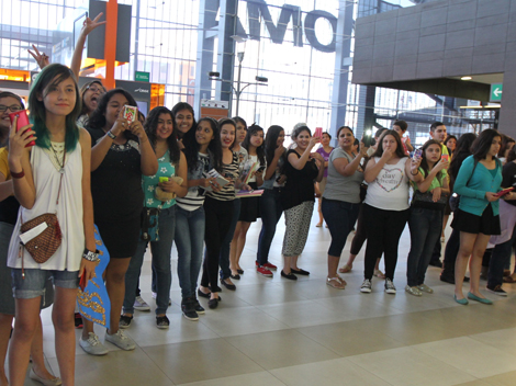 Fueron recibidos por sus fans en el aeropuerto de la ciudad.