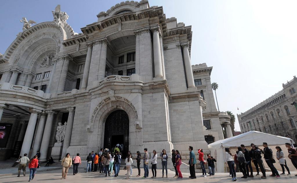 En el primer día de ser inauguradas, ambas exposiciones lograron convocar un gran número de personas. 