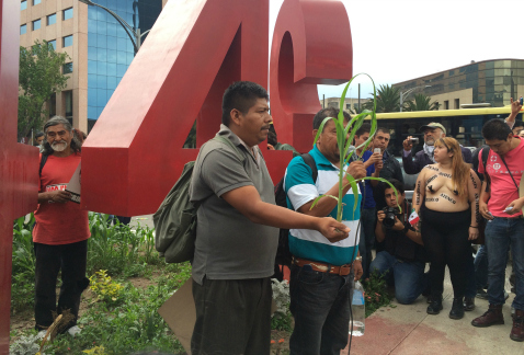 Manifestantes hicieron un mitin en Reforma y Bucareli, en memoria de los 43 estudiantes desaparecidos de la Normal Rural de Ayotzinapa.