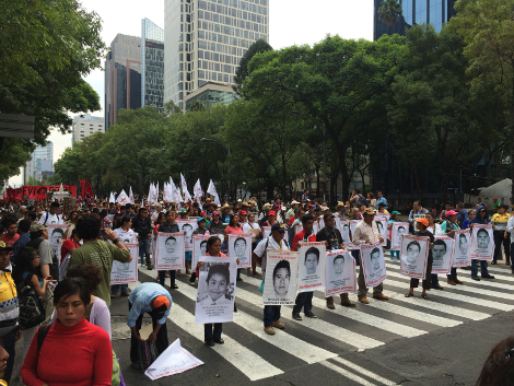 La marcha para conmemorar los nueve meses de desaparición de los 43 normalitas en el DF.