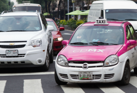Los servicios de empresas como Uber y Cabify y los de taxis concesionados tendrán "piso parejo" para competir, dijo la directora del Laboratorio para 