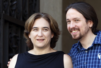 La alcaldesa de Barcelona, la izquierdista Ada Colau, de la plataforma Barcelona en Común, con Pablo Iglesias (d), líder de Podemos 