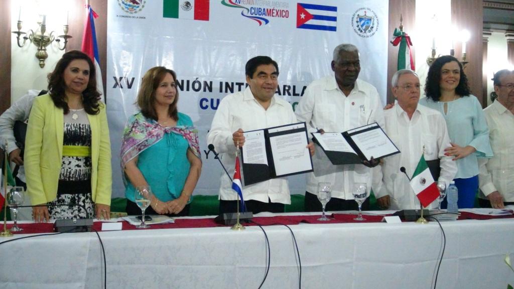 El presidente de la Asamblea de Cuba, Esteban Lazo y el coordinador del PRD en el Senado, Miguel Barbosa. 