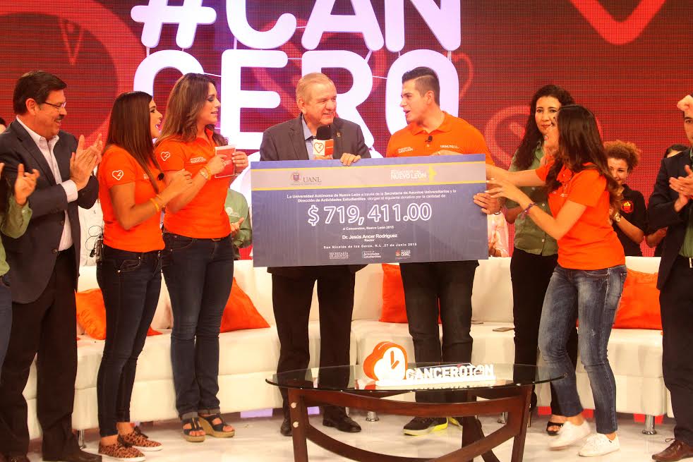 El rector de la Máxima Casa de Estudios entregó el donativo.