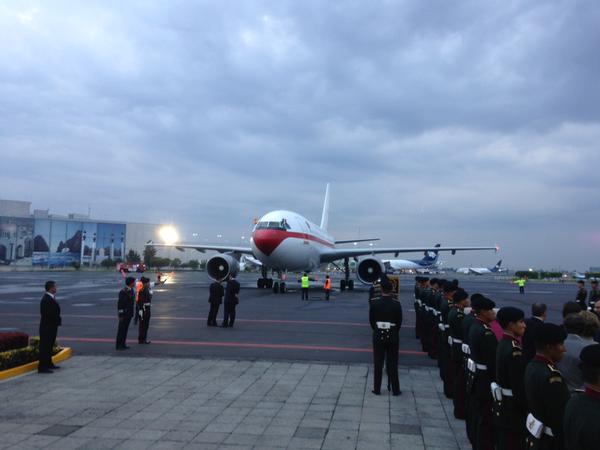 El avión de los reyes de España arribó esta noche en el AICM.