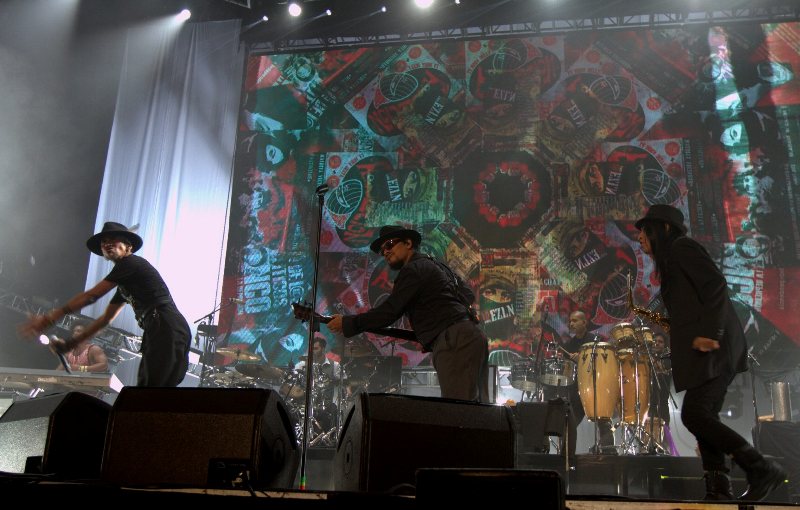 La banda llevó todo su ritmo al escenario, donde cautivó a miles de fanáticos.