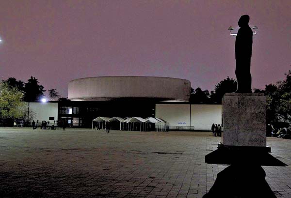 La Escuela Superior de Ingeniería y Arquitectura del IPN.