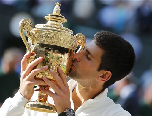 Novak Djokovic, celebra victoria besando su trofeo   