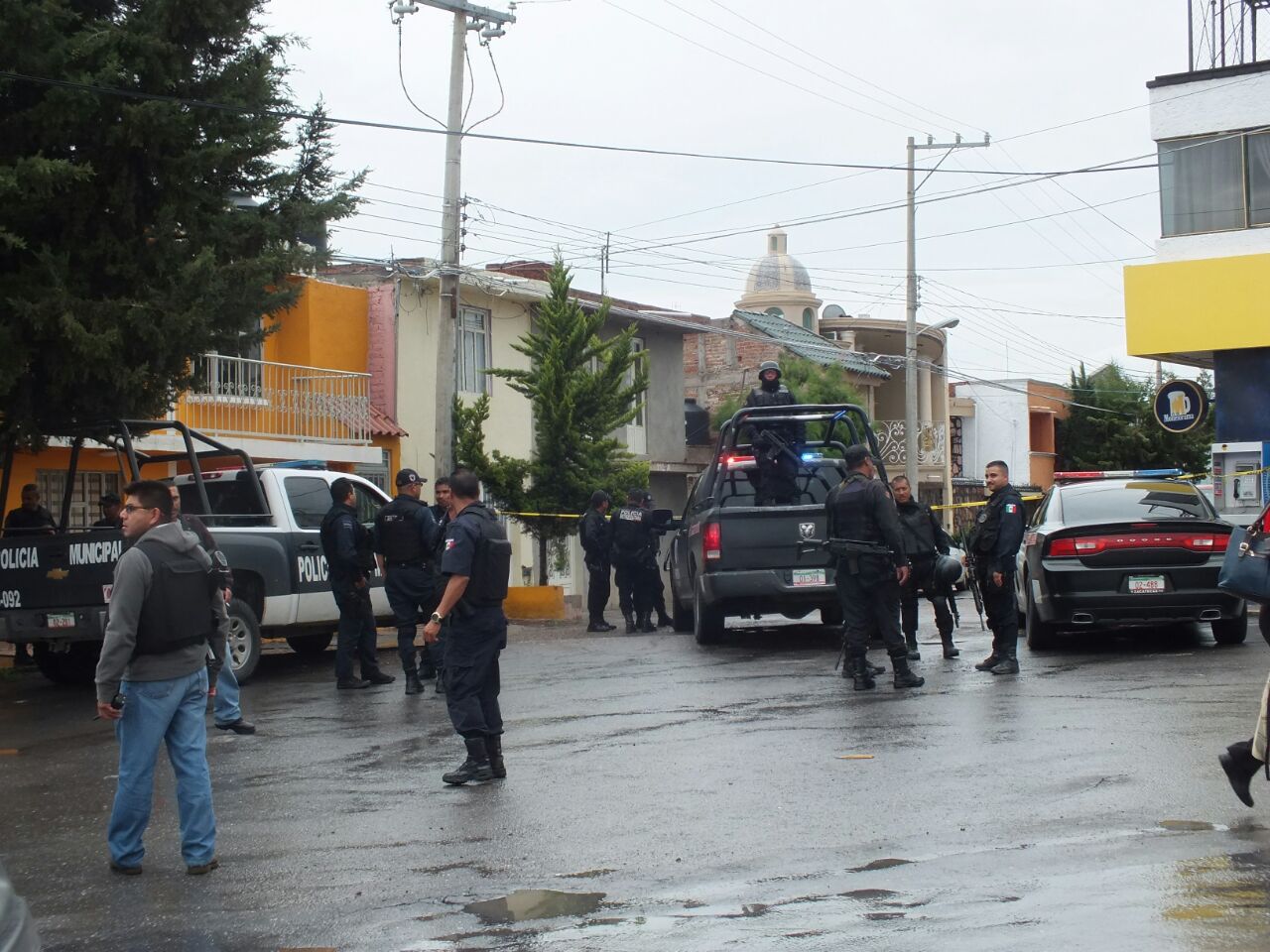 Agentes de las Policía Metropolitana acudieron al lugar pero no pudieron dar con el paradero de los agresores. 