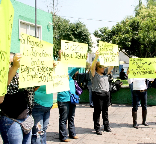 Amigos y familiares de Jorge Jair Palestina se manifestaron frente al Centro de Justicia de Tultitlán para exigir su liberación, ya que está encarcela