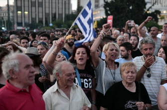 Manifestantes partidarios de votar "no" en el referéndum del domingo sobre la propuesta de la UE, FMI y BCE, ante el parlamento en Atenas