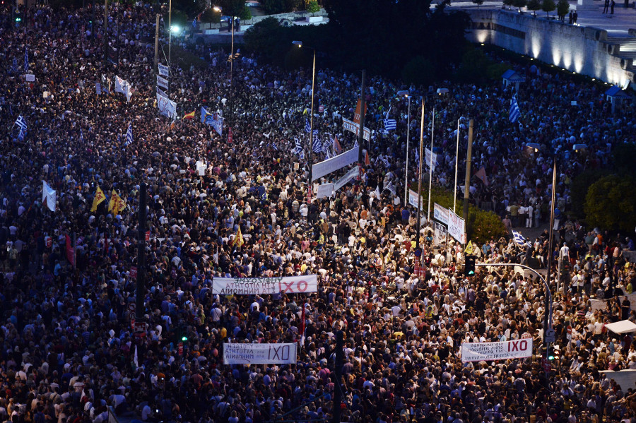 Miles de personas se manifiestan en Atenas a favor del "No" en el referendo sbre el rescate del UE, FMI y BCE.
