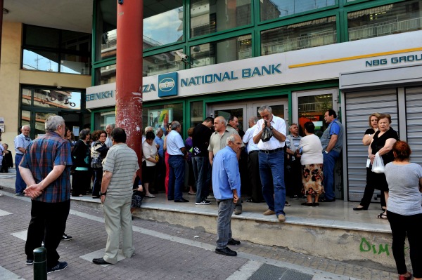 Personas de todas las edades hacen fila en los cajeros automáticos.