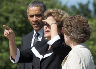La presidenta de Brasil, Dilma Rousseff (c), habla con Barack Obama (i) durante su visita al Martin Luther King Jr. Memorial en Washington 