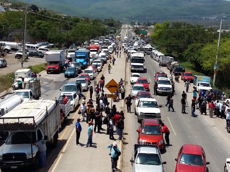 La protesta dejó varados a cientos de automovilistas que pretendían llegar hacia el circuito Río Azul, la zona del Valle y el puerto de Acapulco usand
