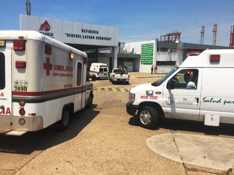 Ambulancias llegaron a la refinería Lázaro Cárdenas de Pemex en Minatitlán, Veracruz.