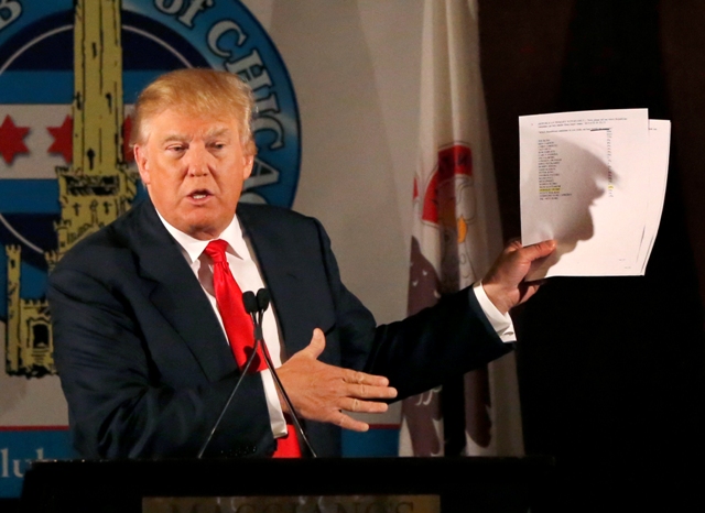Donald Trump aseguró que ama a los mexicanos pero que los migrantes están acabando con Estados Unidos.