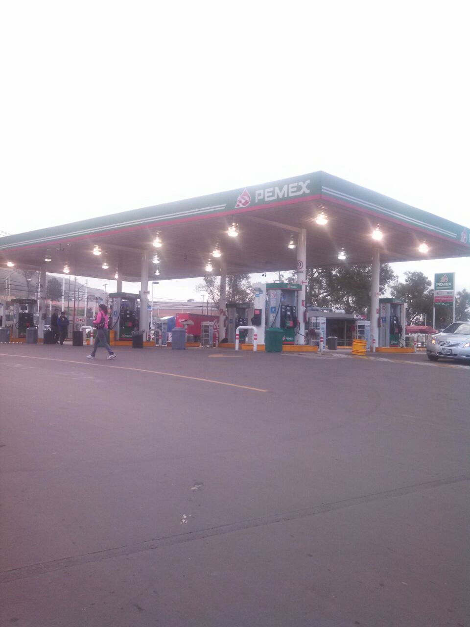 Gasolinera ubicada en avenida del ITESO y Periférico Sur parada por falta de combustible