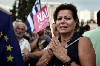 Una manifestante proeuropea, en la concentración por el voto al "sí" en el referéndum del domingo, ante el parlamento griego en Atenas
