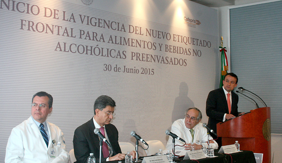 Mikel Arriola, titular de la Cofepris, informó sobre el nuevo etiquetado para alimentos y bebidas no alcohólicas.