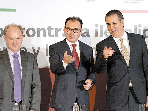 Presentan campaña contra el consumo de vinos y licores ilegales.