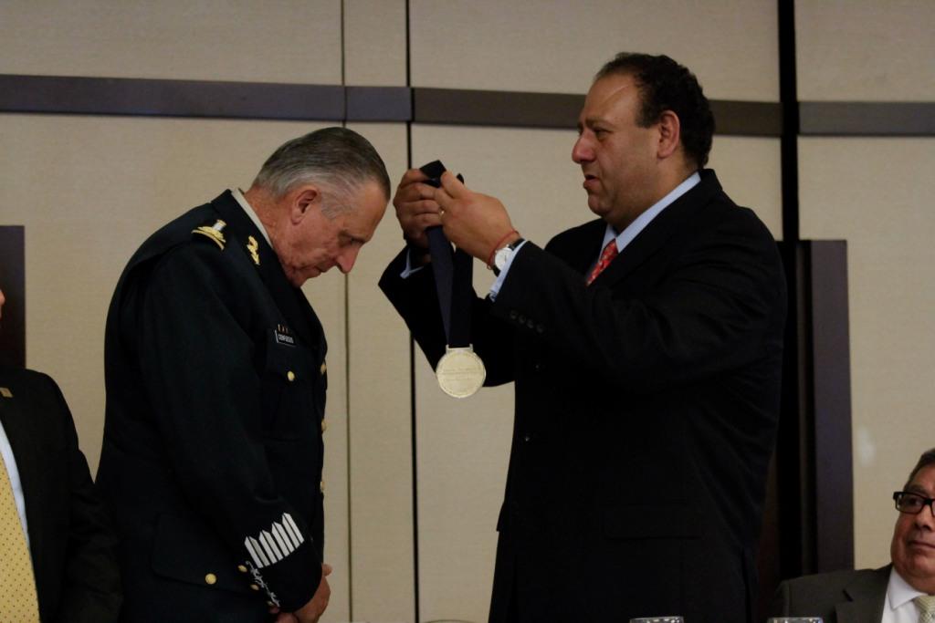 El secretario de la Defensa Nacional, Salvador Cienfuegos, recibió la presea al mérito militar Joaquín Amaro Domínguez.