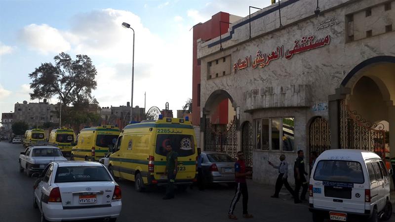 Varias ambulancias esperan en el hospital de Al Arish, capital de la provincia egipcia del Norte del Sinaí