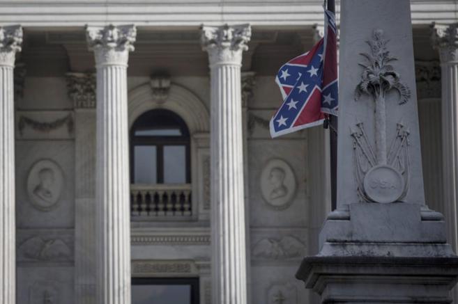 La bandera confederada ondea en el parlamento en Columbia, capital de Carolina del Sur, ante el que el Ku Klux Klan quiere hacer el homenaje
