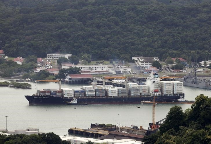 Un barco carguero navegando por las aguas del Canal de Panamá.