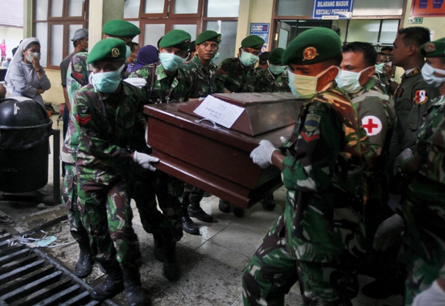 La Fuerza Aérea de Indonesia investigará si el avión de carga que se estrelló en un vecindario y provocó la muerte a 141 personas estaba violando las 