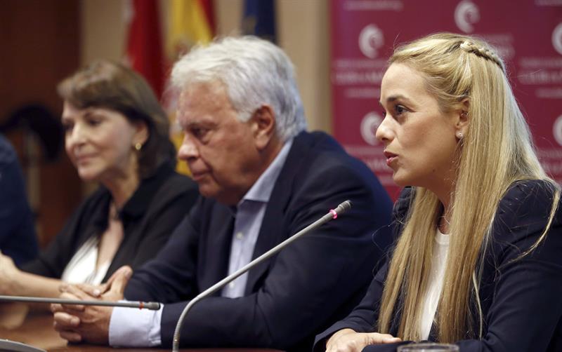 Lilian Tintori (d), junto a Felipe González (c) y Mitzy Capriles (i), en la Asociación de la Prensa de Madrid