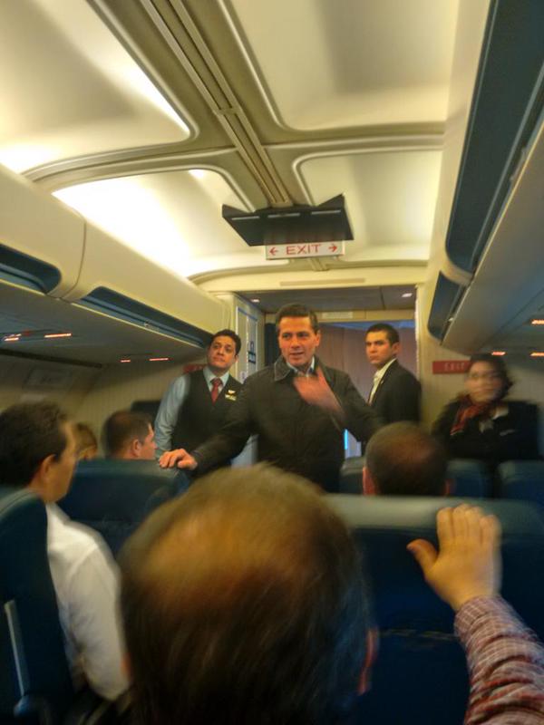 Peña Nieto durante vuelo a Perú para participar en la Cumbre de la Alianza del Pacífico.