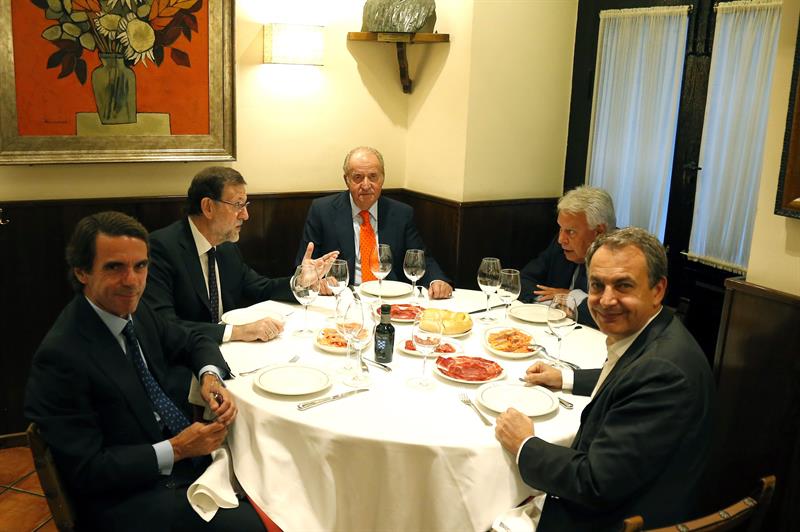 El rey Juan Carlos (c), junto a Mariano Rajoy (2i), José María Aznar (i), Felipe González (2d) y José Luis Rodriguez Zapatero (d) en Casa Lucio