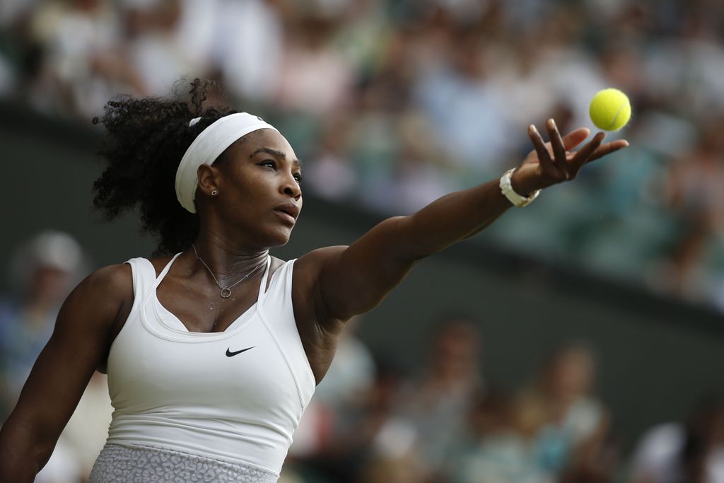 Serena Williams preparándose para servir un saque