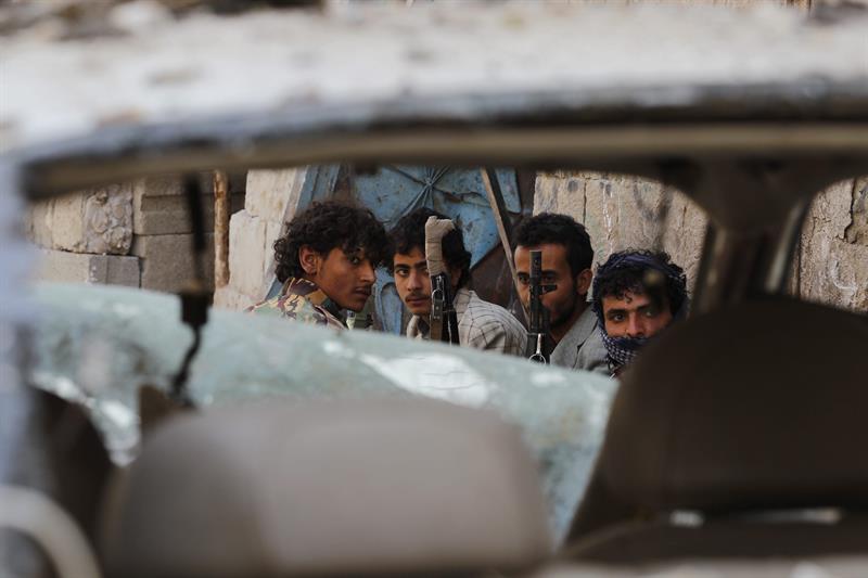 Varios yemeníes inspeccionan el lugar después de que explotara un coche bomba este martes en la capital, Saná 