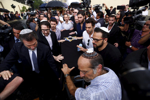 Amigos y familiares de Jacobo Zabludovsky le dieron el último adiós en el panteón israelita.