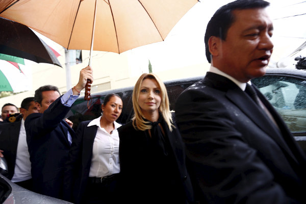 Angélica Rivera, esposa del presidente Enrique Peña Nieto, y el secretario de Gobernación, Miguel Ángel Osorio Chong, estuvieron en el panteón.
