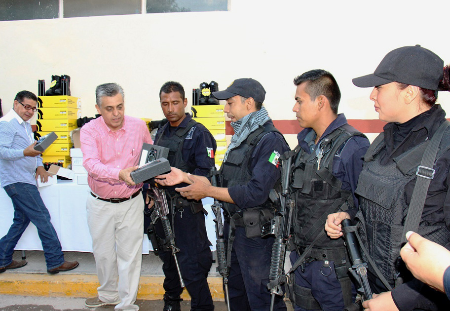 Se entregaron uniformes que constan de pantalón y casaca, así como un par de botas operativas a cada elemento de seguridad. 