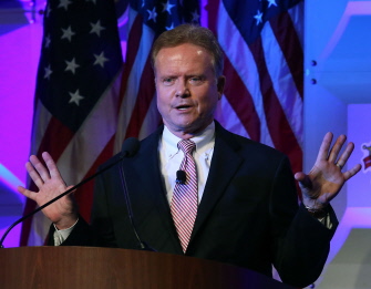 Jim Webb habla ante la conferencia anual de la Asociación Nacional de Sherifs, en Baltimore, el pasado 30 de junio