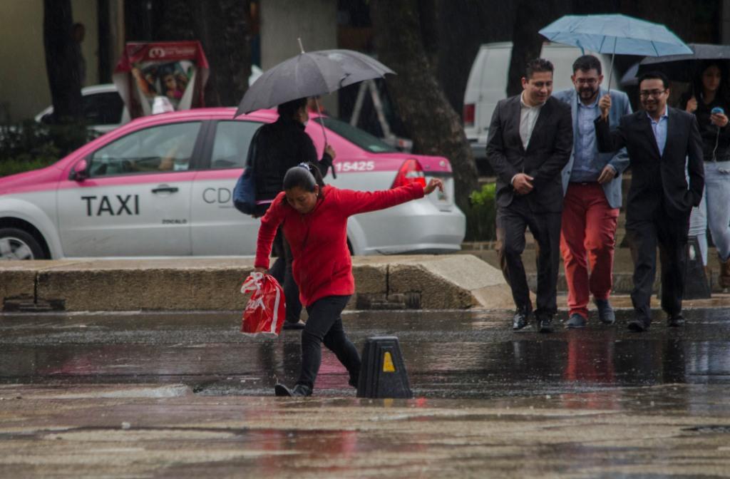 La lluvia de esta tarde provocó afectaciones viales en diversos puntos del Distrito Federal.