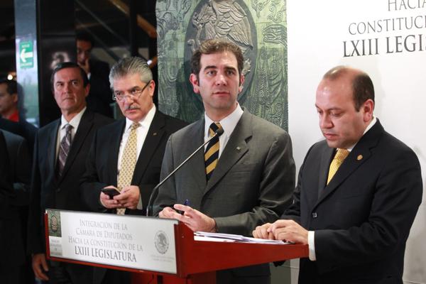 Lorenzo Córdova entregó a la Cámara de Diputados las constancias de mayoría de los diputados electos en la cuarta circunscripción electoral.