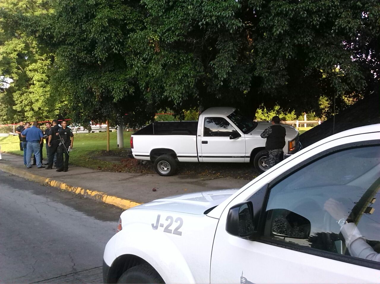 Luego de la agresión, el vehículo quedó arriba del camellón