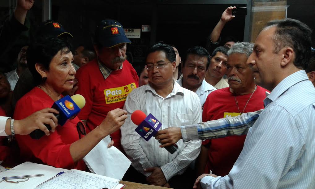 Militantes del PT en su llegada al Instituto Nacional Electoral. 