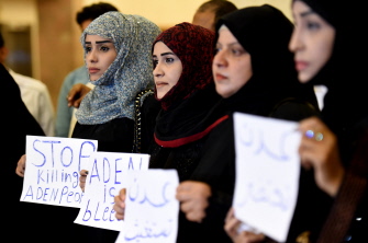 Mujeres yemeníes se manifiestan en Riad, Arabia Saudí, ante la llegada del enviado de la ONU Ismail Ould Cheik Ahmed y el canciller yemení
