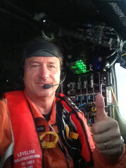 El piloto suizo André Borschberg, en una foto hecha a sí mismo en la cabina del Solar Impulse 2 después de tres días de vuelo sobre el Pacífico 