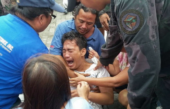 Un sobreviviente del barco de pasajeros filipino llora después de llegar al muelle en Ormoc City