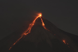 El volcán Fuego, visto esta noche desde Palín, en el departamento de Escuintla, 55 kilómetros al suroeste de Ciudad de Guatemala