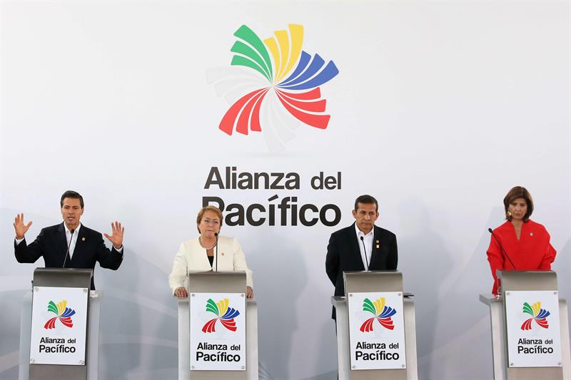 Enrique Peña Nieto (i), Michelle Bachelet (2i); Ollanta Humala (c), y la canciller colombiana, María Angela Holguín, hoy en Paracas, Perú 